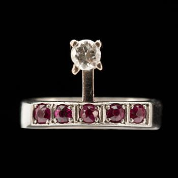 RING, 14 k vitguld med briljantslipad diamant ca 0,20 ct samt fem rubiner i alliansmodell. Vikt ca 6 g.