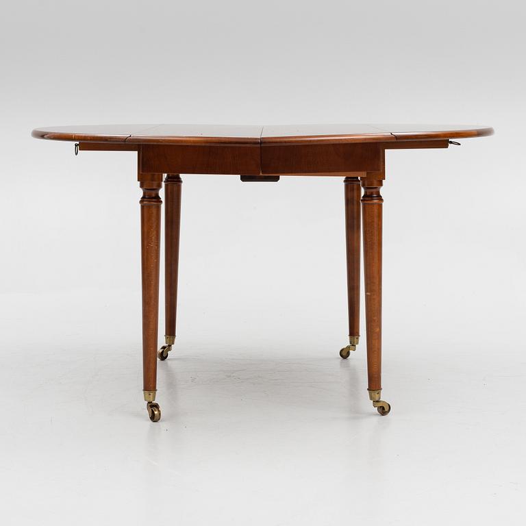 A mahogany veneer dining table, first half of the 20th Century.