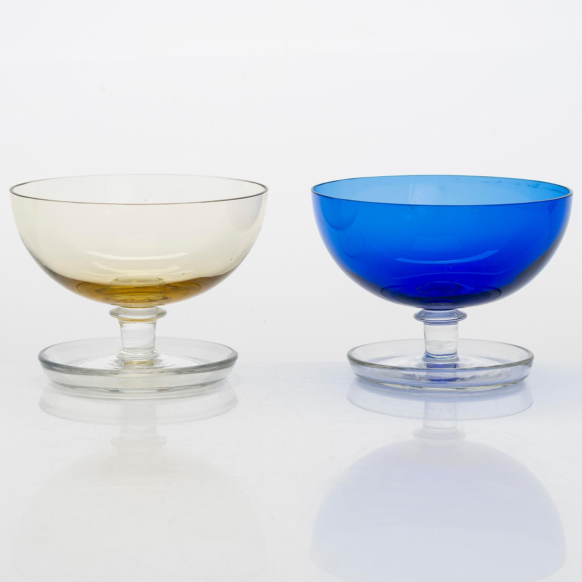 Five dessert bowls model 1344 by Saara Hopea and a green glass bowl model 1329 by Kaj Franck, Notsjö Nuutajärvi, 1950s.