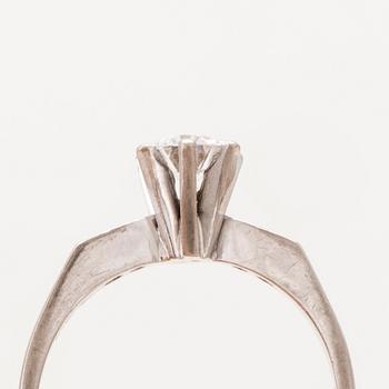 An 18K white gold ring set with round brilliant cut diamonds by Lundberg Guldatelje Amie Stockholm 1977.