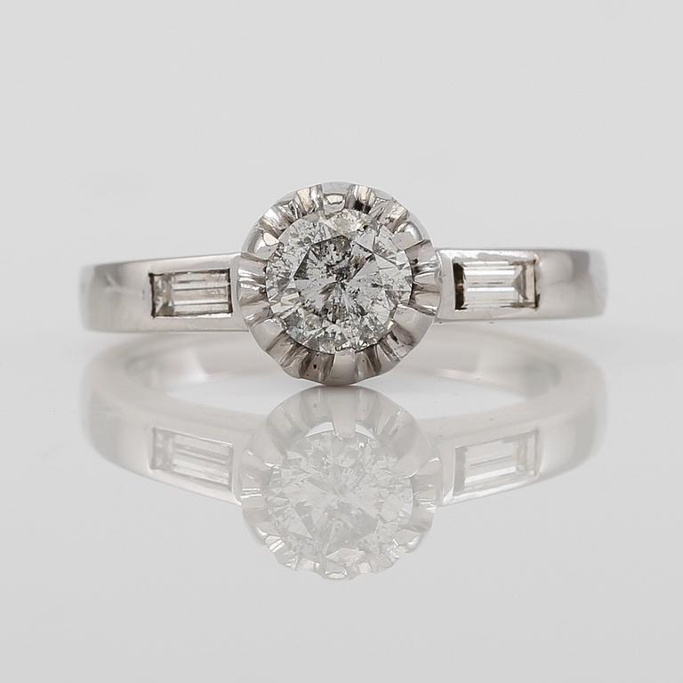 RING, 18K vitguld och diamanter tot ca 0.96 ct. varav en ca 0.77 ct.