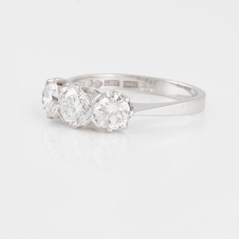 RING, med tre äldre briljantslipade diamanter.