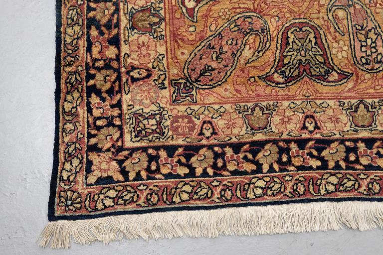 A carpet, semi-antique Kerman Laver, ca 524 x 344 cm.