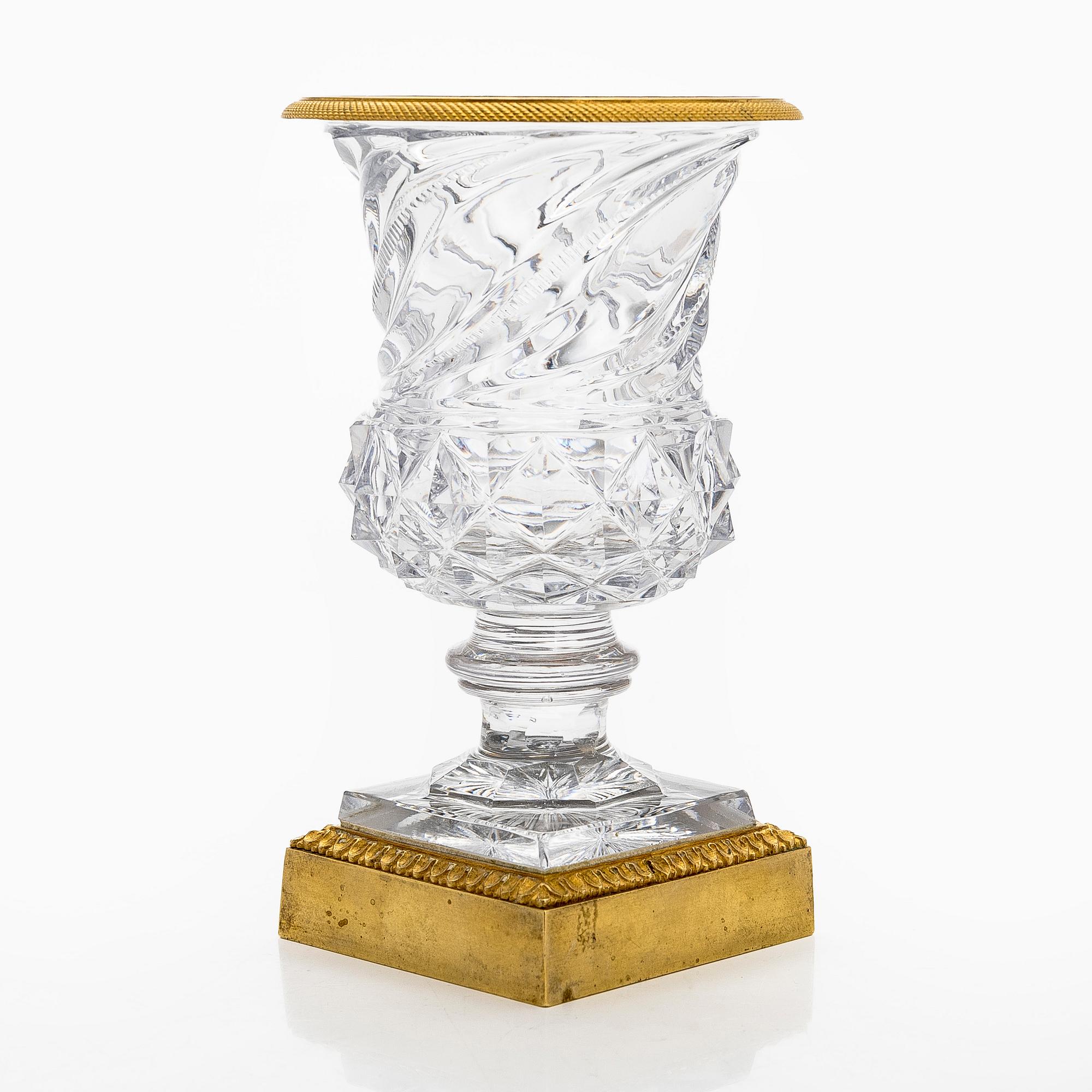 Maljakko, kullattu messinki, hiottu lasi, 1800-luvun puoliväli.