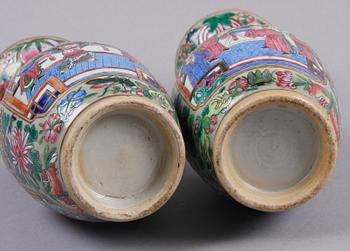 VASER, ett par, porslin, Kanton, Kina, 1800-tal.