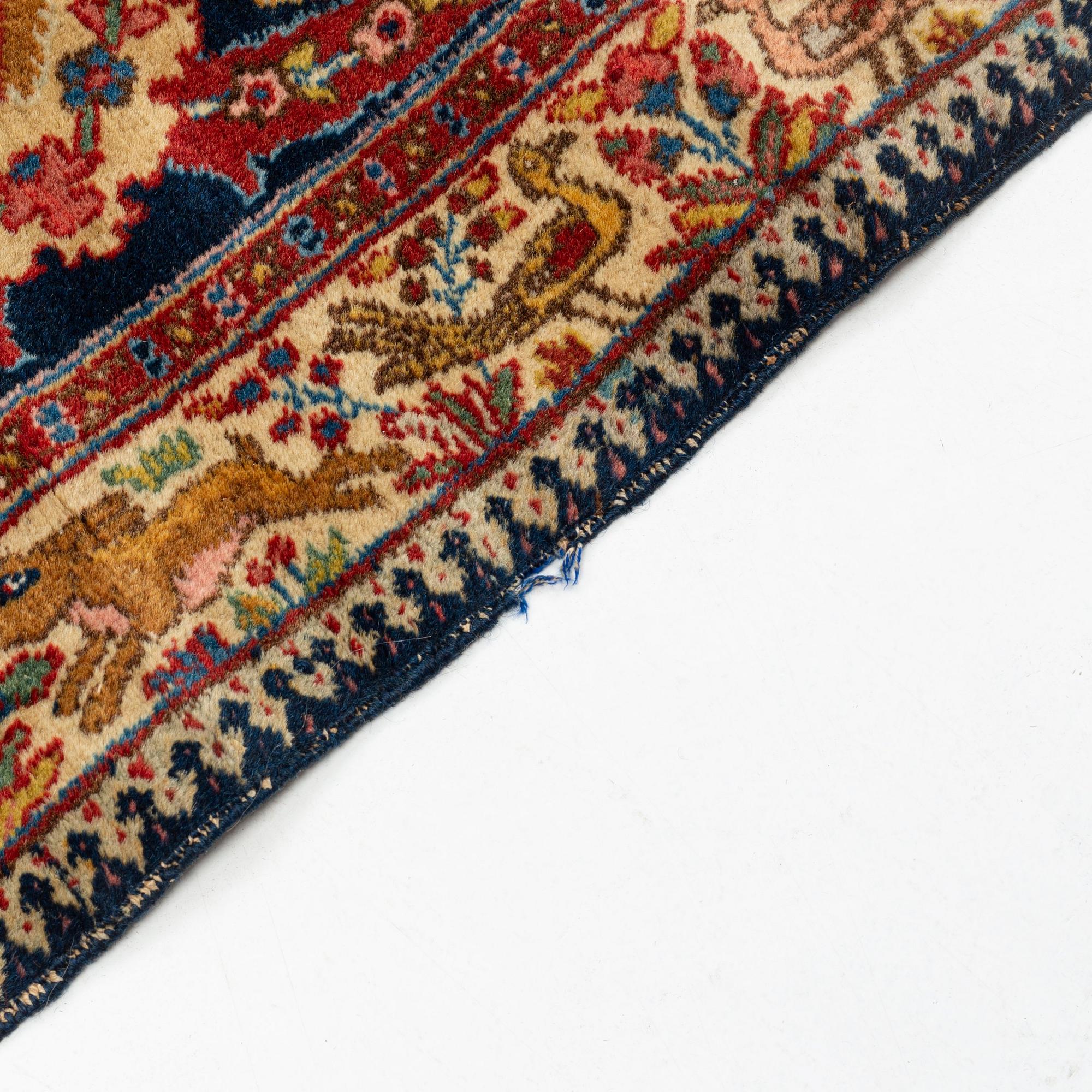 An antique Tabriz carpet, ca 354,5 x 276 cm.