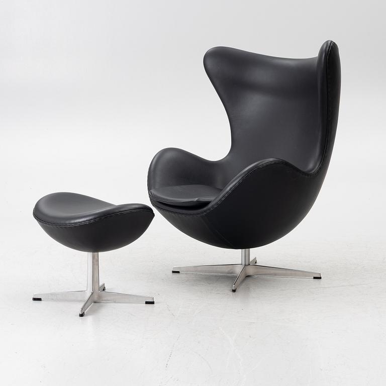 Arne Jacobsen, fåtölj med fotpall, "Ägget", Fritz Hansen, Danmark, 2022.