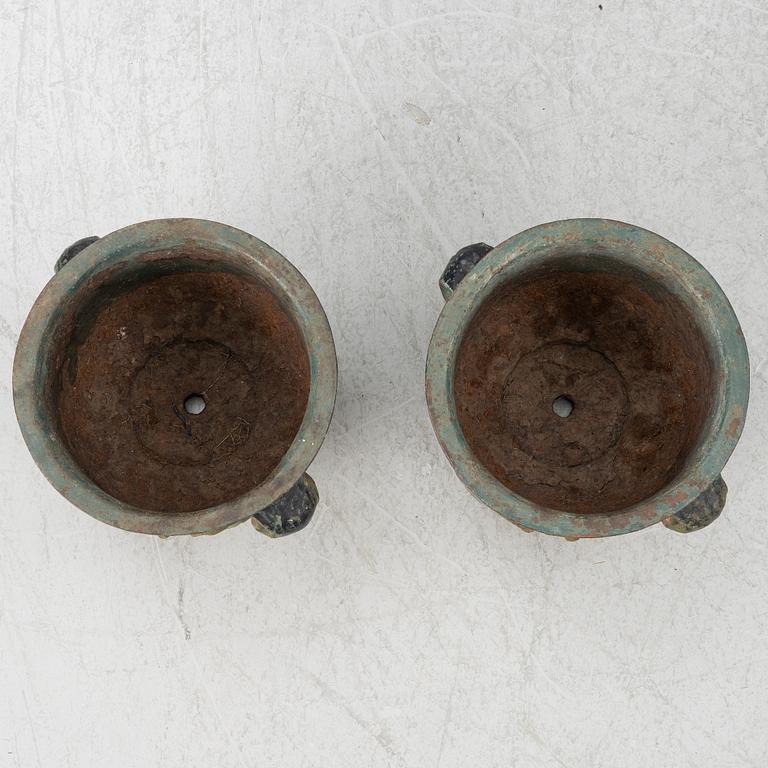 A pair of cast iron garden urns, 'Barockurnan', Näfveqvarns Bruk, Sweden, 20th Century.