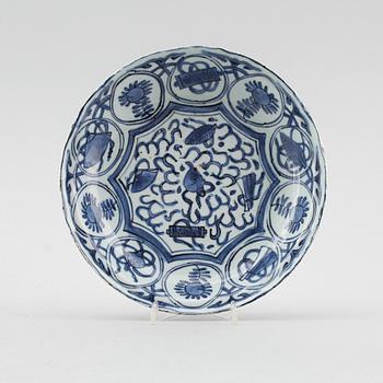 SKÅLFAT, porslin, Kina, 1600-talets första hälft.
