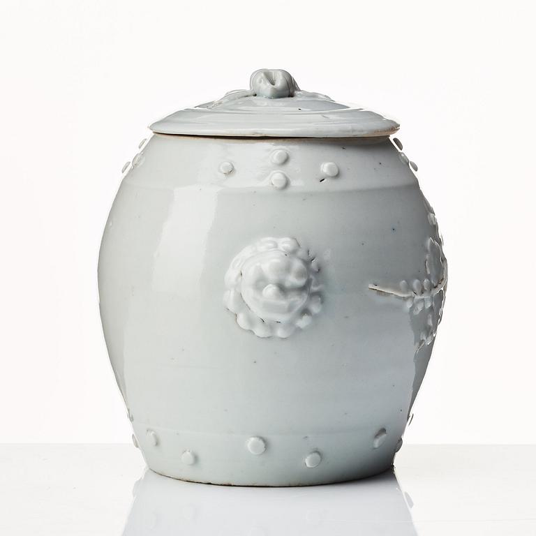 Burk med lock, porslin. Qing dynastin, Kangxi (1662-1722).