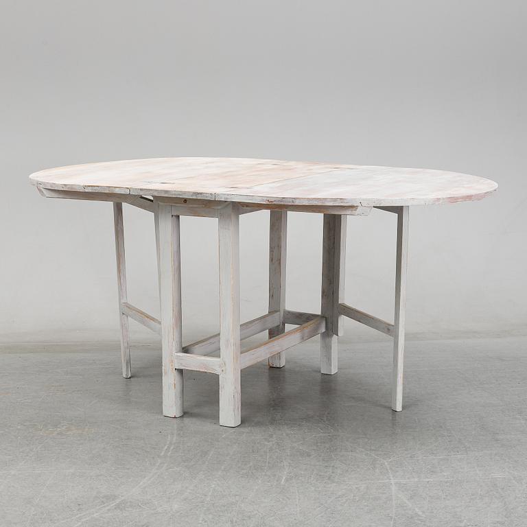 A painted pine gate-leg table, 19th Century.