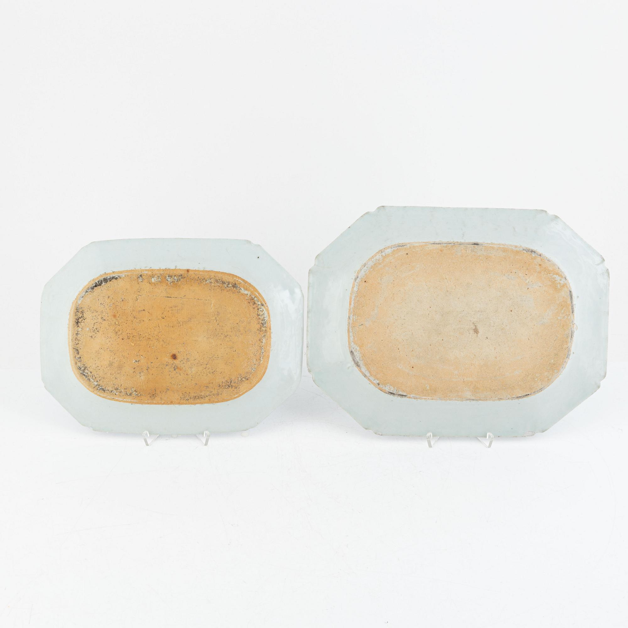 Stekfat, 2 st, porslin, Kina, Qianlong (1736-95).