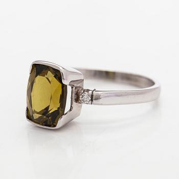 Sormus, 14K valkokultaa, fasettihiottu krysoberylli ja timantteja.