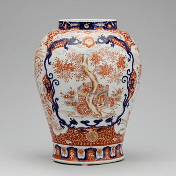 URNA, porslin, Japan, omkring 1900.