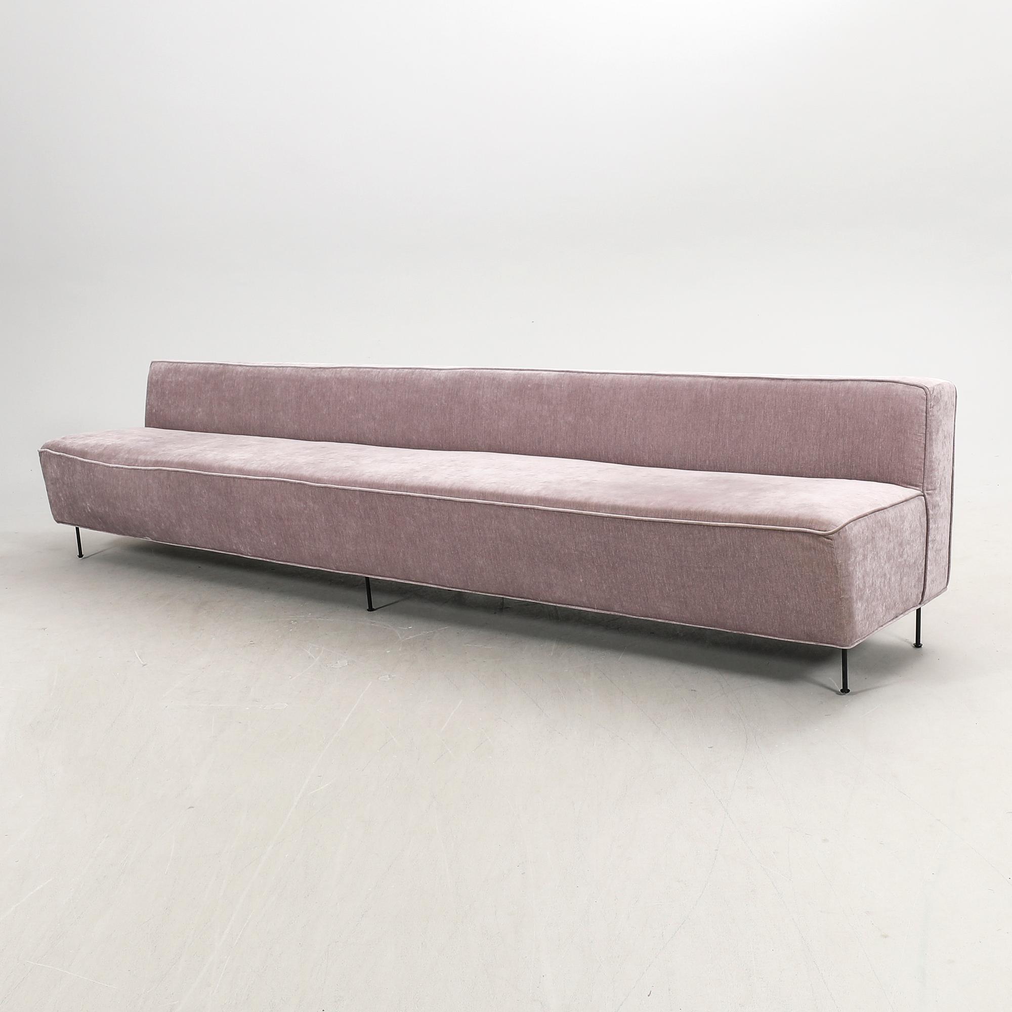 Greta Magnusson Grossman, soffa, " Modern Line", 2021 Gubi.