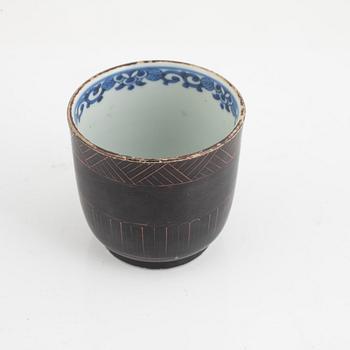 A Chinese porcelain cup, Qing dynasty, 18th century.