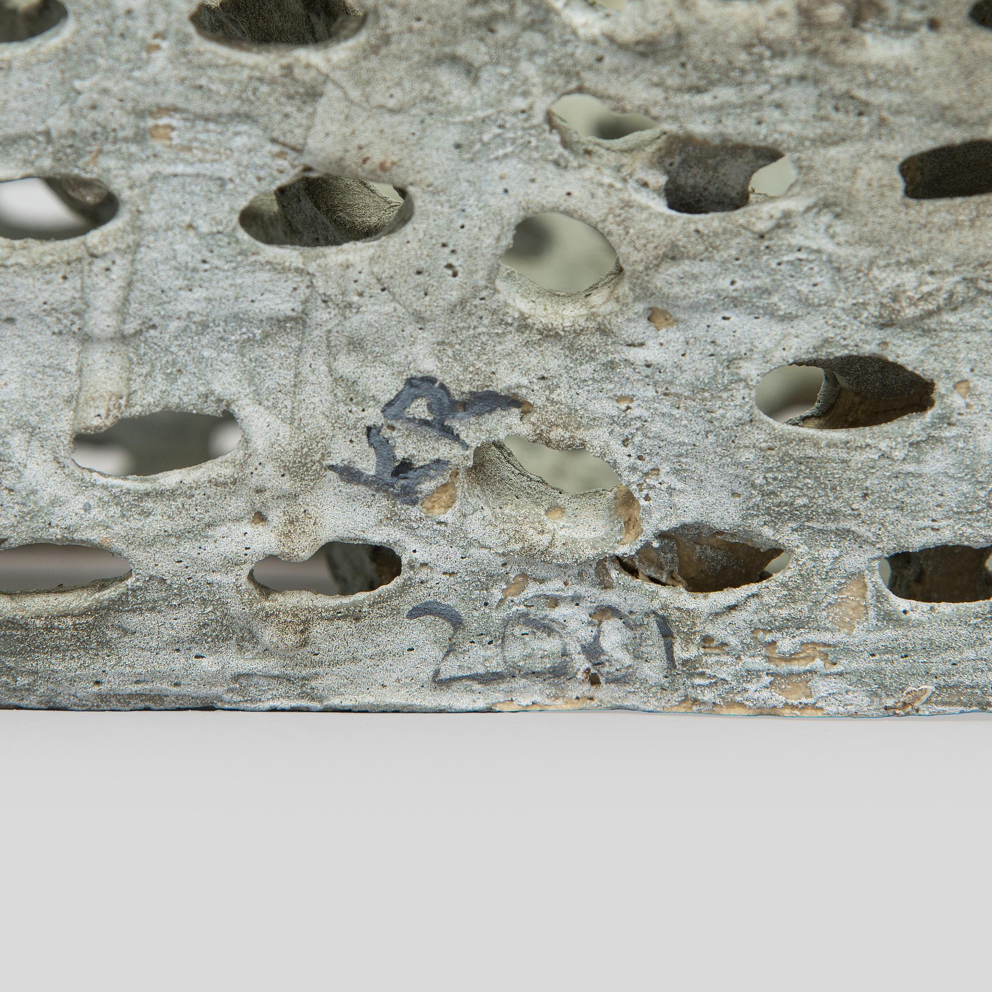 Kristina Riska, veistos, "Basket sculpture" keramiikkaa, signeerattu KR.