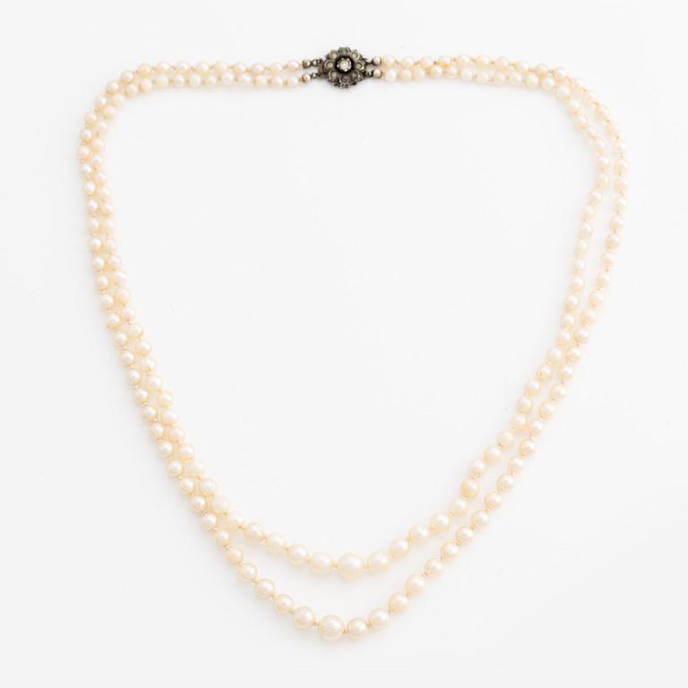Pearl necklace, double-stranded with a silver clasp.
