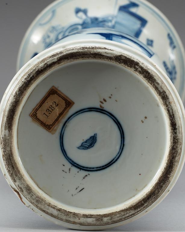 A blue and white 'Yen yen' vase, Qing dynasty.