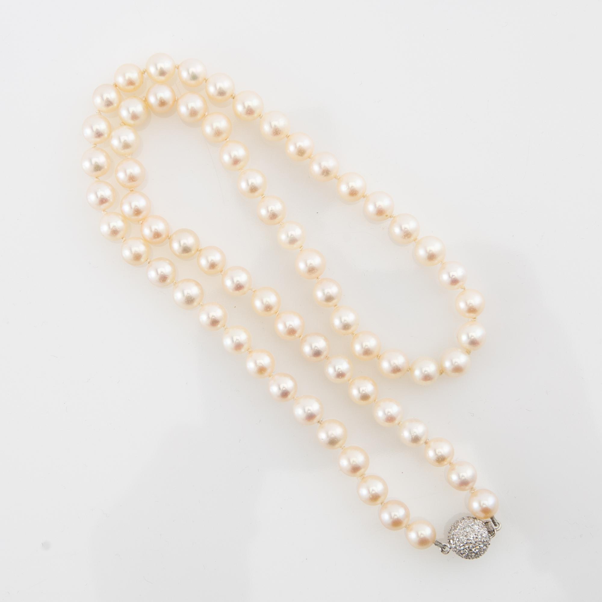 Necklace, cultured pearls, 18K white gold and brilliant-cut diamonds.