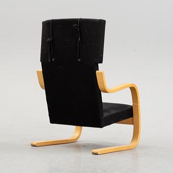 A model 401 lounge chair by Alvar Aalto for Artek, designed 1933.