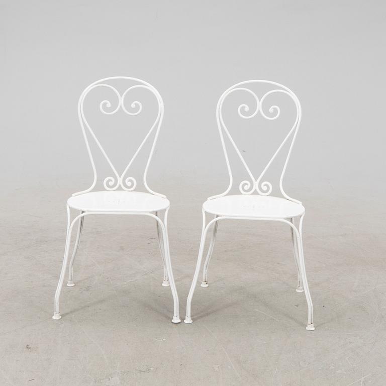A tabe and two chairs from Byarum later part of the 20th century.