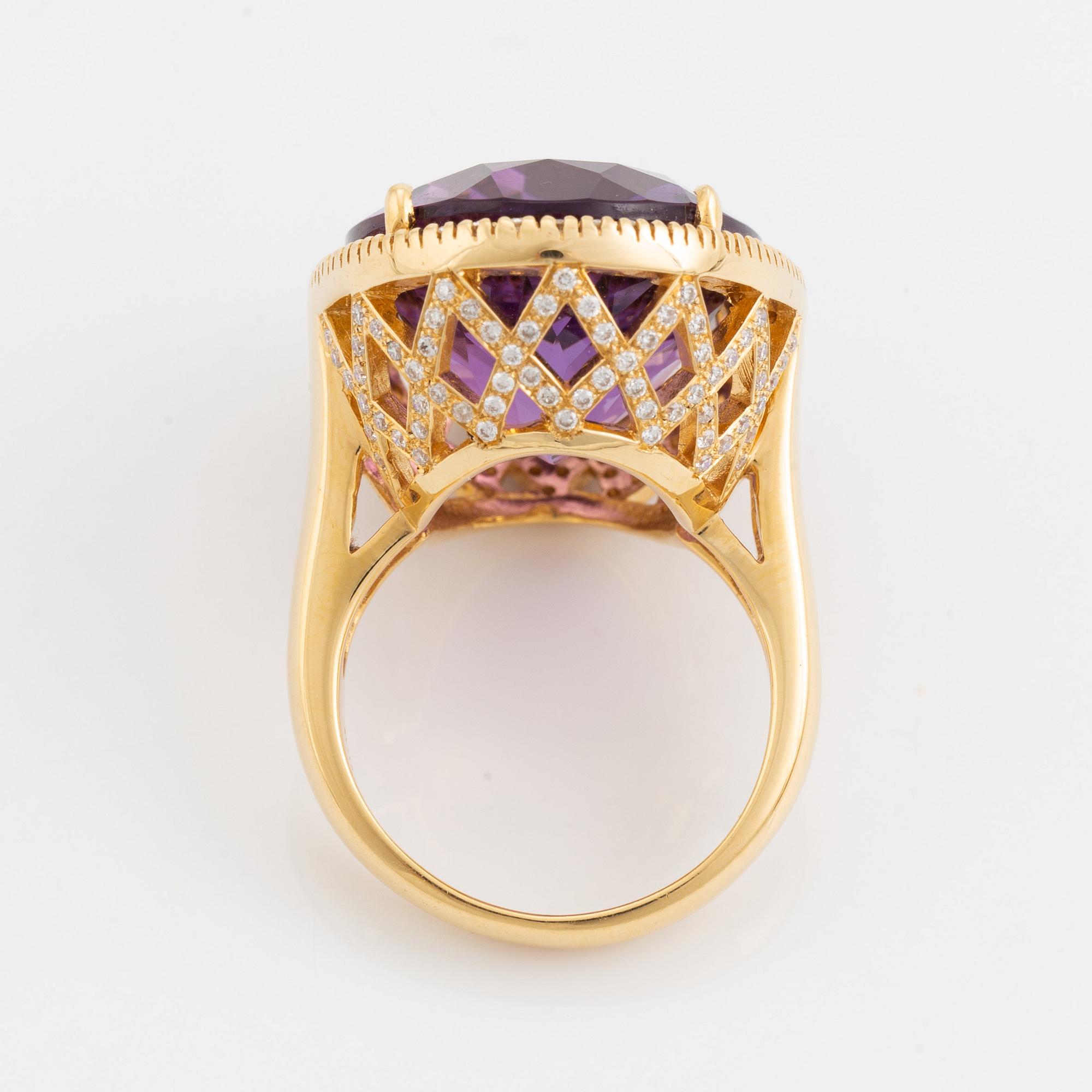 Cocktailring, med oval fasettslipad ametist med briljantslipade diamanter.