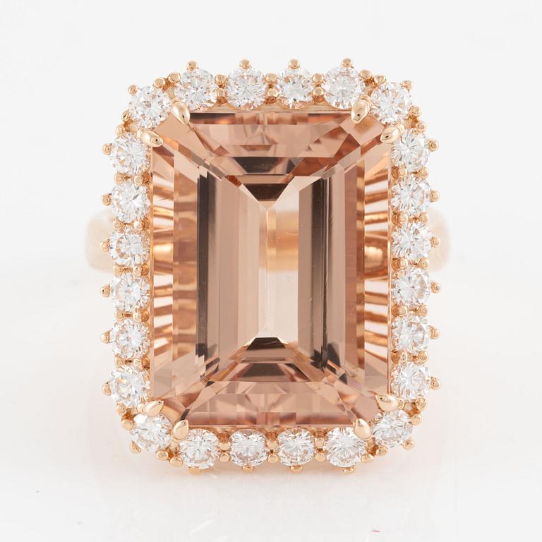 Ring, cocktail ring, 18K rose gold with a large morganite and brilliant-cut diamonds.