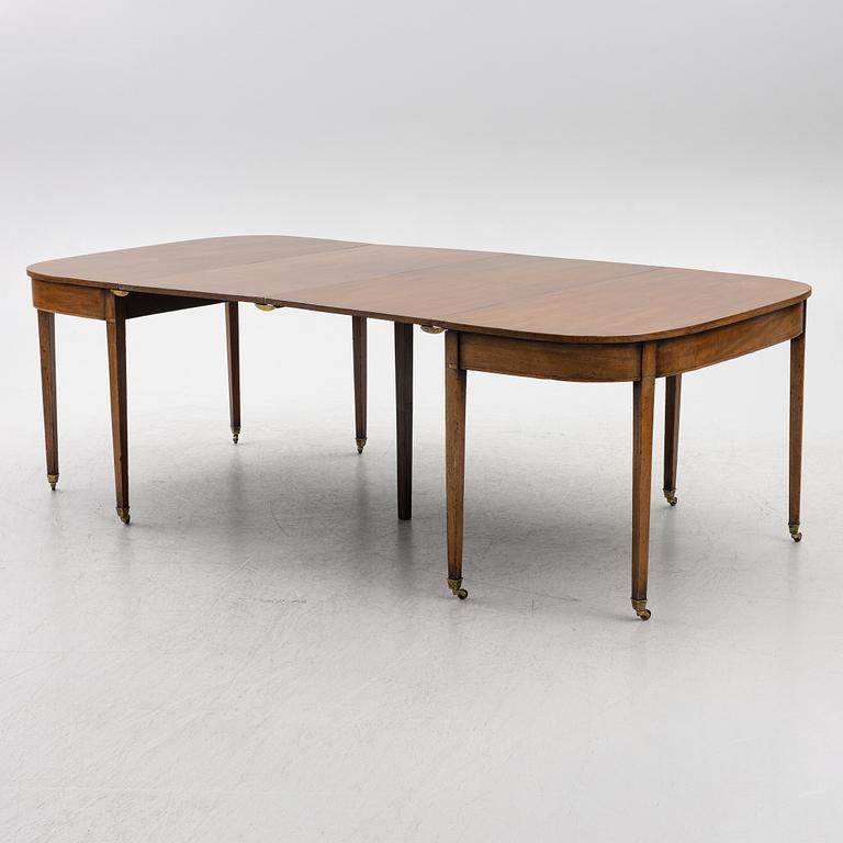 A dining table, England, 19th Century.