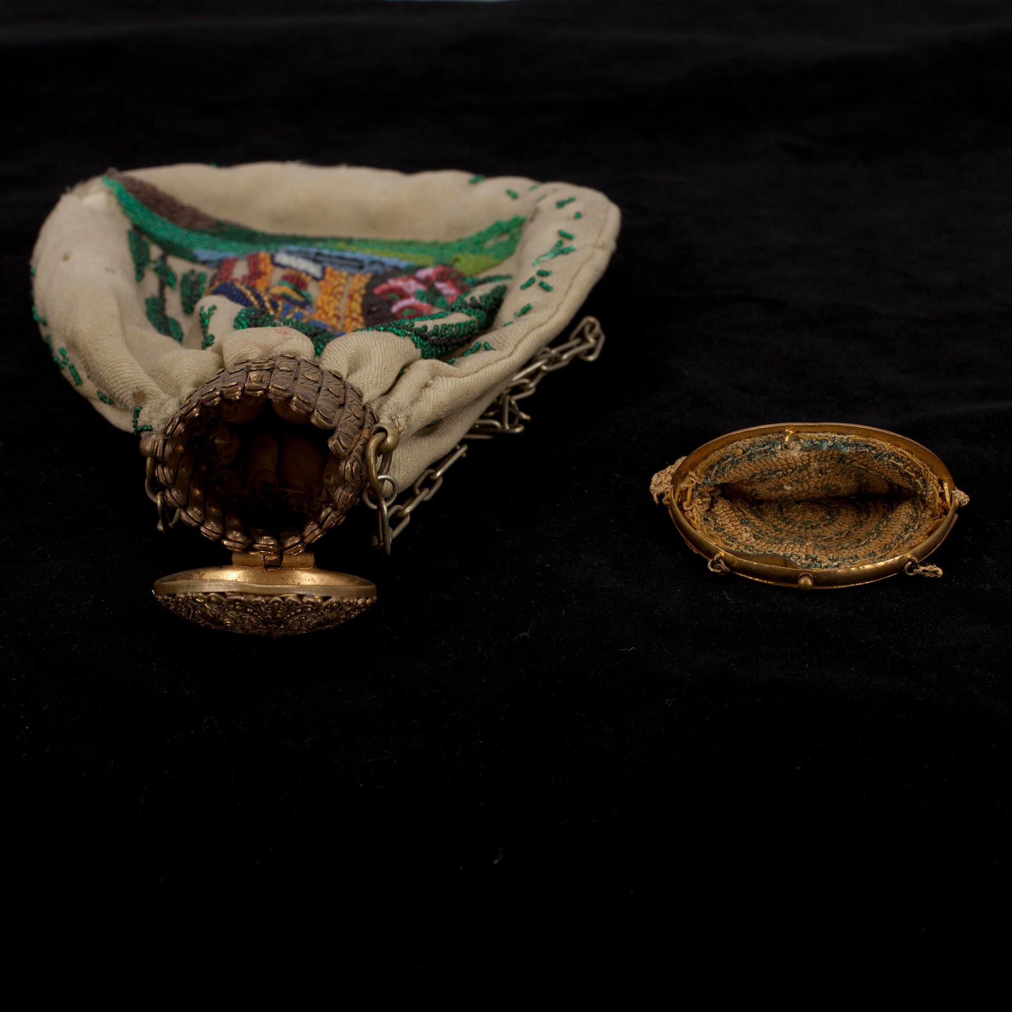 AFTONVÄSKA samt BÖRS, pärlbroderi, metalllås. 1800-tal.