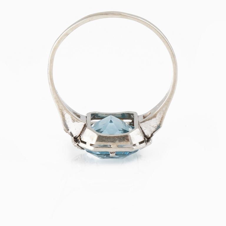 RING, Gustav Dahlgren & Co,  med fasettslipad akvamarin samt 6 åttkantslipade diamanter, 1930-tal.