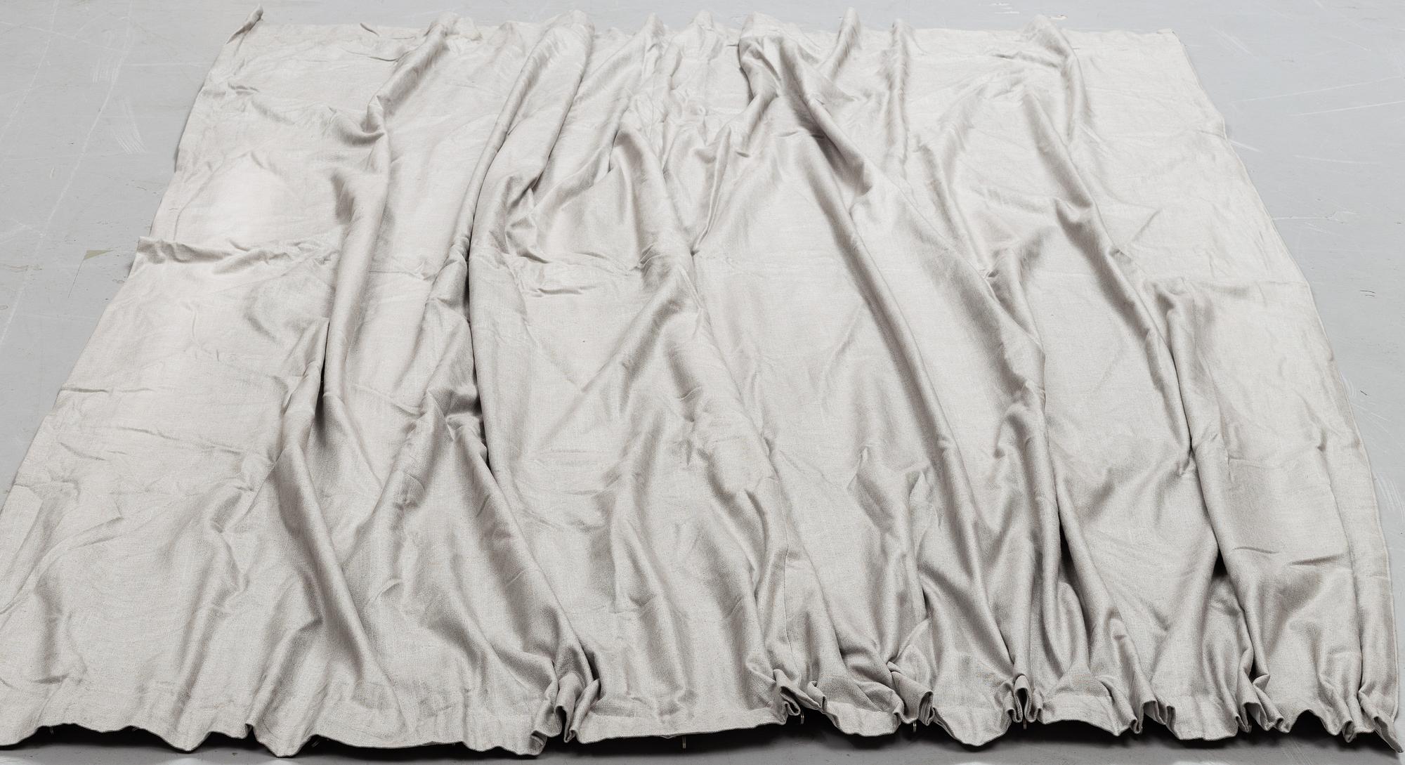 A pair of velvet curatins, 21st Century. Measurement 260x326 cm.