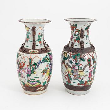 A pair of Chinese porcelain vases, second half of the 20th Century.