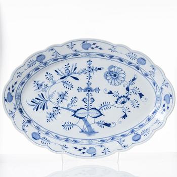 A porcelain serving dish, Meissen, Germany.