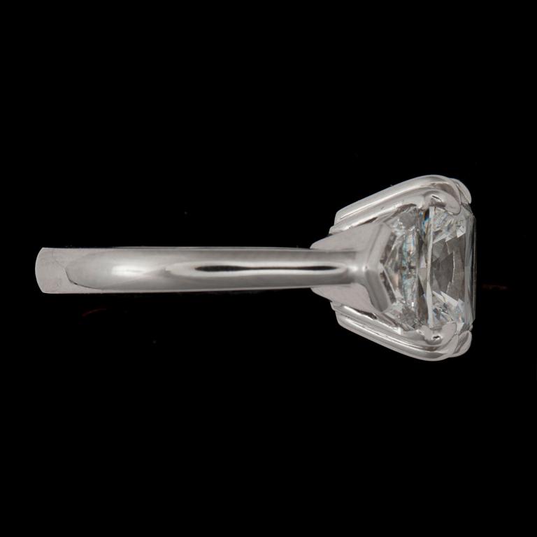 RING med kuddslipad diamant 5.50 ct, kvalitet G/VVS2 enligt cert. Sidostenar totalt 1.13 ct.
