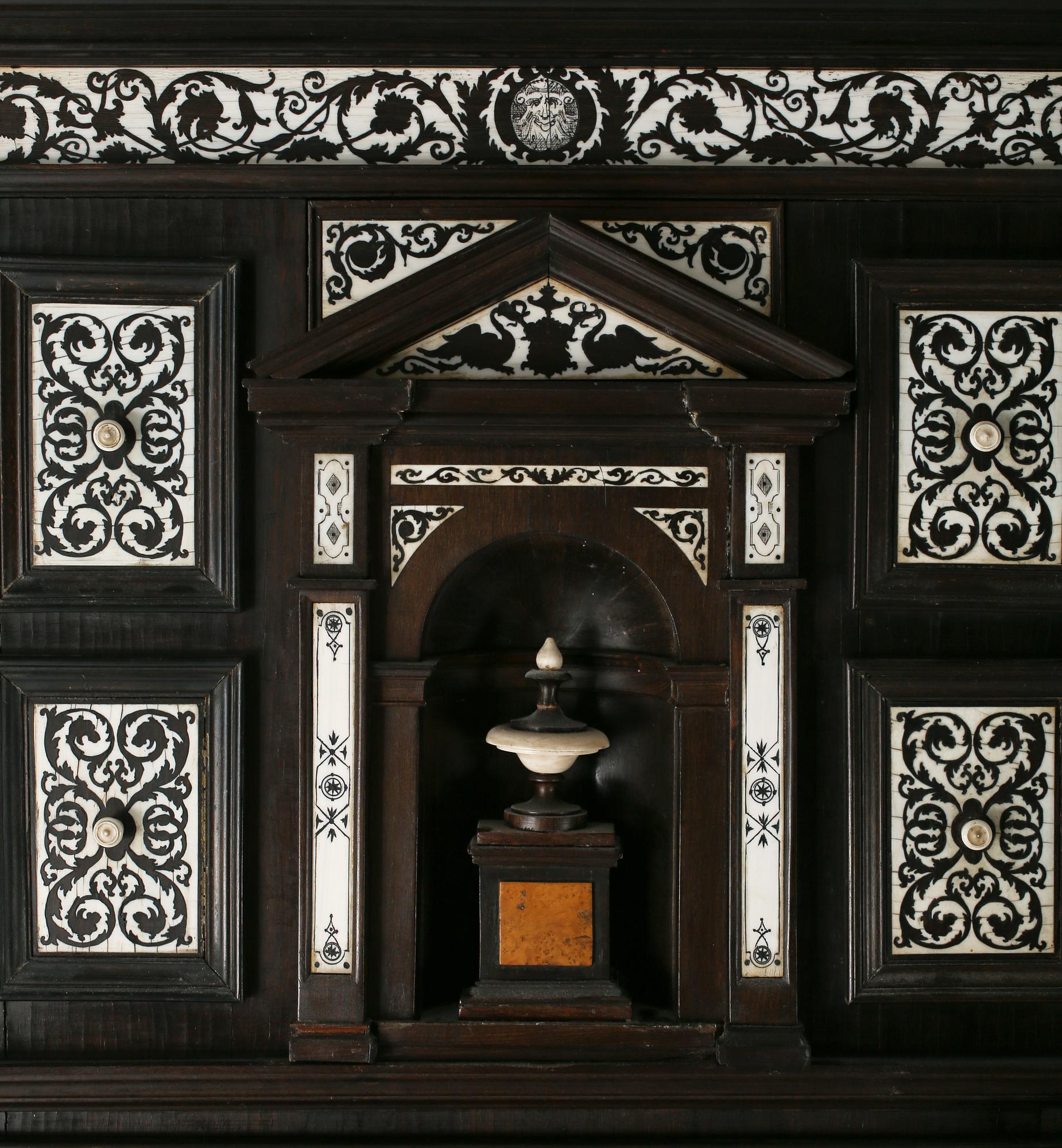 KABINETTSKÅP, barockstil, sent 1800-tal.