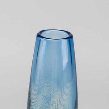 A SVEN PALMQVIST VASE FROM ORREFORS.