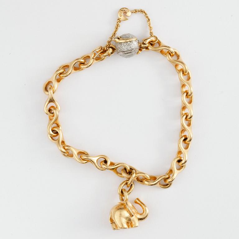 ARMBAND MED BERLOCK, Ole Lynggaard, 18k guld och tre briljantslipade diamanter. Vikt ca 39g.