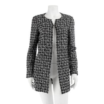 630. CHANEL, ablack and white bouclé jacket, spring 2009.Size 40.