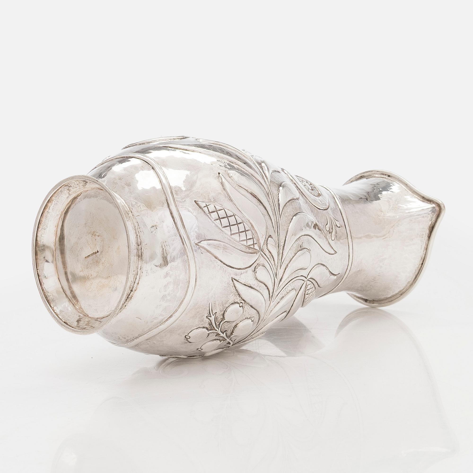 Tillbringare, silver, mästarstämpel ÖK, möjligen Schweiz, finsk kontrollstämpel Tillander, Helsingfors 1957.
