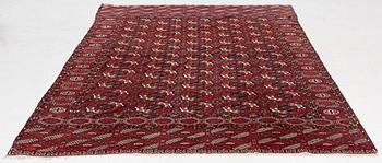 A Turkmen carpet, c. 293 x 210 cm.