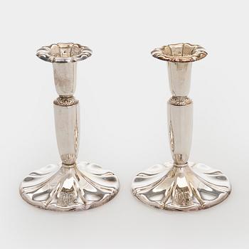 Kahvikalusto, 3 osaa, ja kynttilänjalkapari, hopeaa, Kultakeskus, Hämeenlinna 1946 ja 1948.