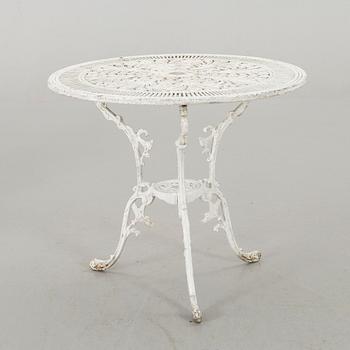A SET OF FOUR GARDEN CHAIRS AND A GARDEN TABLE, second half of 20th century.