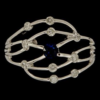 RING, 14k vitguld med fasettslipad blå safir samt 10 små briljantslipade diamanter, 2000-tal. Vikt 3 g.
