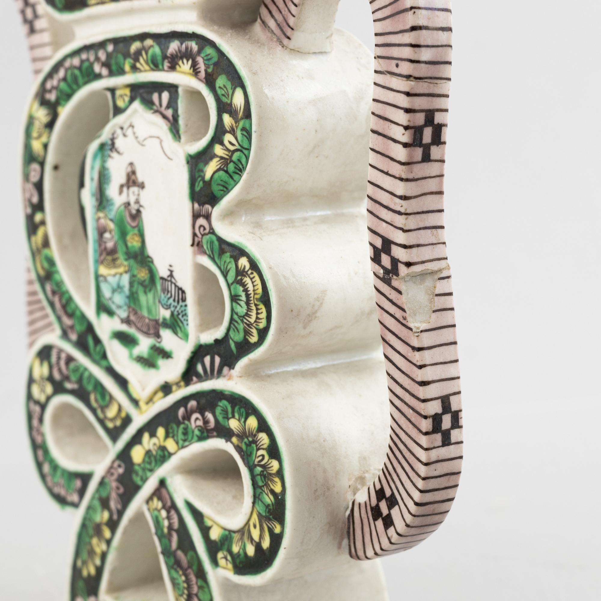 A biscuit porcelain wine pot, late Qing dynasty.