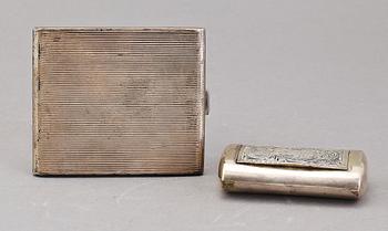 CIGARETTSKRIN samt DOSA, silver, importstämplar, 1900-tal. Vikt 198 gram.