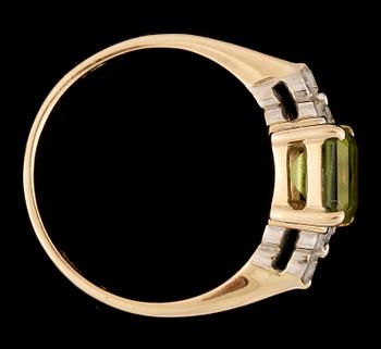 RING, 18k guld med peridot och briljantslipade diamanter tot ca0,18ct.