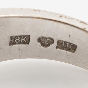 Ring, 18K vitguld med briljantslipade och åttkantslipade diamanter, totalt 0.57 ct enligt gravyr.