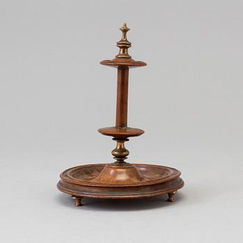 TRÅDRULLEHÅLLARE, trä och mässing, daterad 1843.