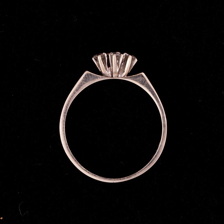 RING, vitguld 18K, 4 små diamanter, enligt gravyr 0,1 ct. Åbo 1977. Vikt 2,7 g.